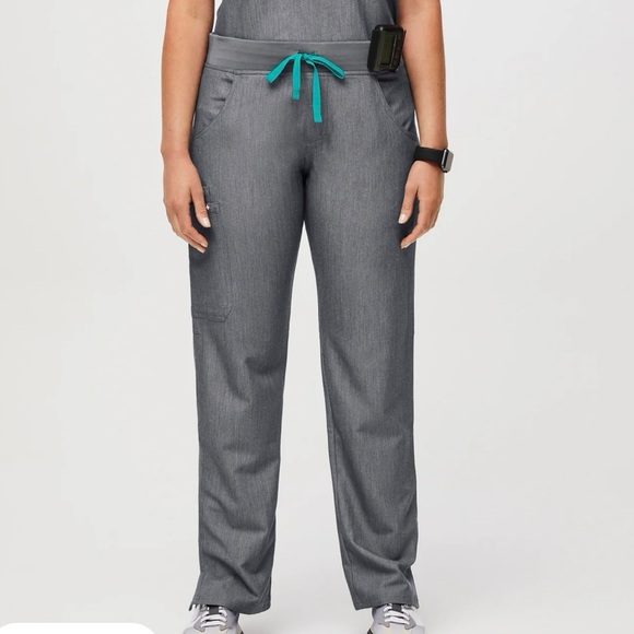 FIGS Kade Cargo‎ Scrub Pants *Petite - Picture 1 of 16